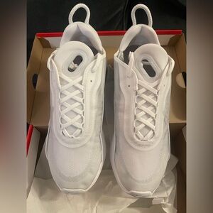 Nike Air Max 2090
Women’s 8.5
Men’s 10.5
BRAND NEW IN THE BOX